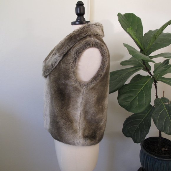 FAB'RIK Faux Fur Vest - Picture 9 of 10